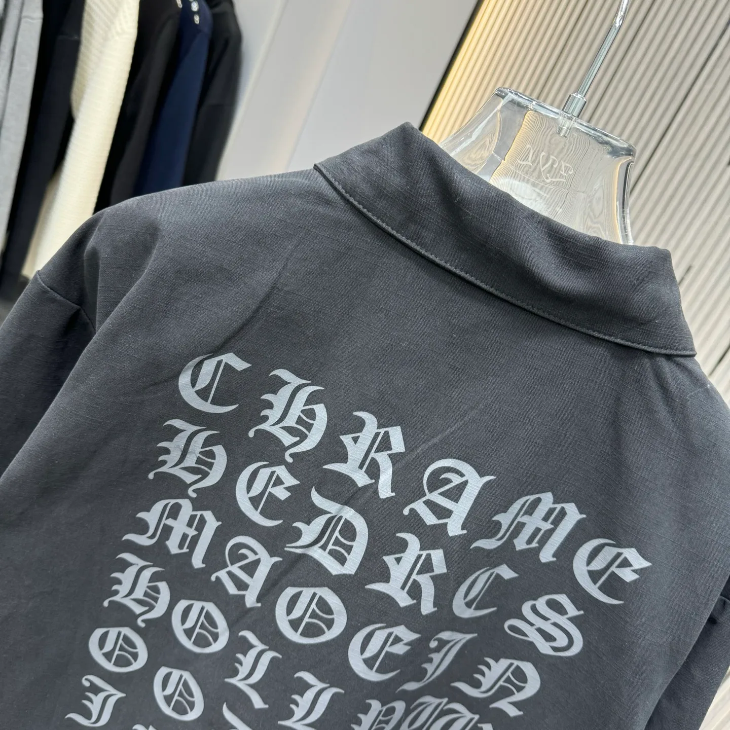 🅿️410 CH Croxin is first launched on the official website. It is rarely available through trade channels and overseas high-quality products are sold in limited quantities. An example of a classic jacket product, the trademark with dark patterns all over the body highlights the brand recognition. This jacket is both warm and lightweight. The latest model is launched in the same style at the counter. The ultra-authentic upper body instantly transforms into an oppa. The simple and fashionable three-dimensional tailoring has unique craftsmanship. The upper body effect is excellent and shows a confident temperament. In addition to daily leisure, it can also be worn for outdoor sports. It is also a good choice for travel. It is relaxed and casual and shows a masculine temperament. Color: Black Size: S/M/L/Xl/XXl